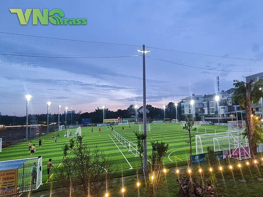 đầu tư kinh doanh sân bóng đá cỏ nhân tạo