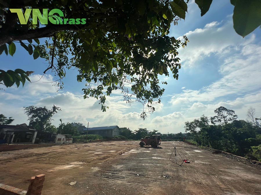 Thi công mặt nền sân bóng đá cỏ nhân tạo tại An Giang