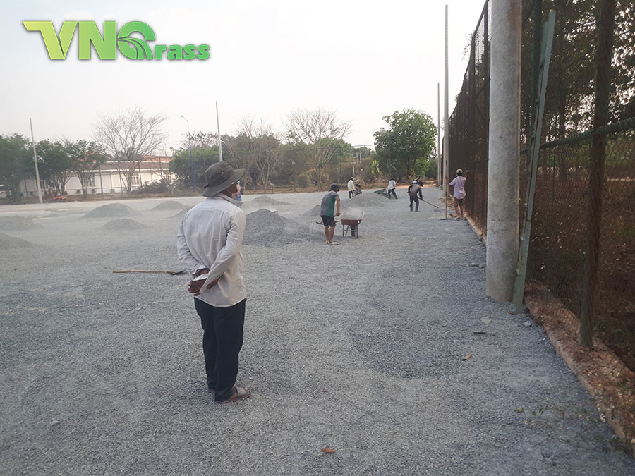 Thi công mặt nền sân bóng đá cỏ nhân tạo tại Bình Thuận
