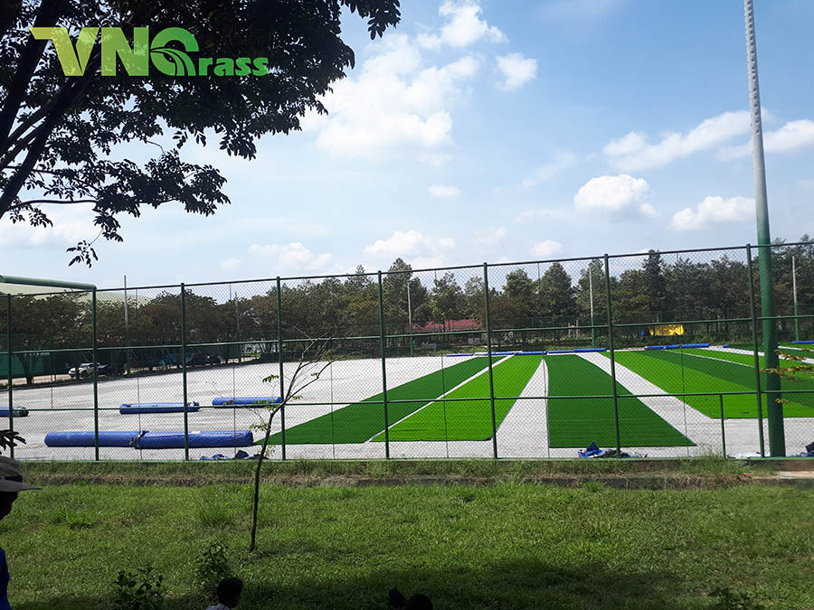 Trải cỏ nhân tạo sân bóng tại Gia Lai
