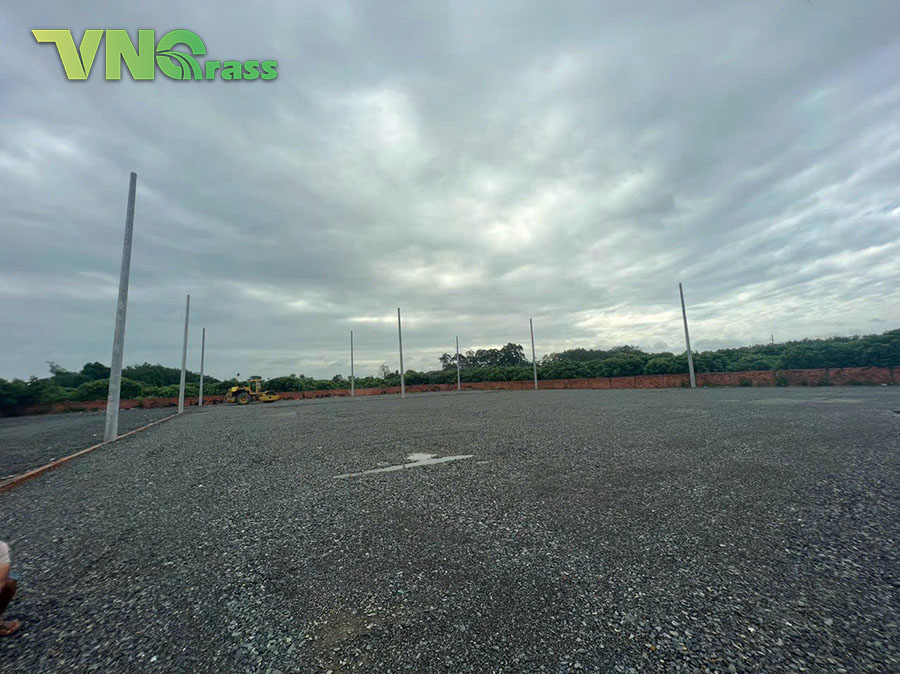 Thi công mặt nền sân bóng đá cỏ nhân tạo tại Long An