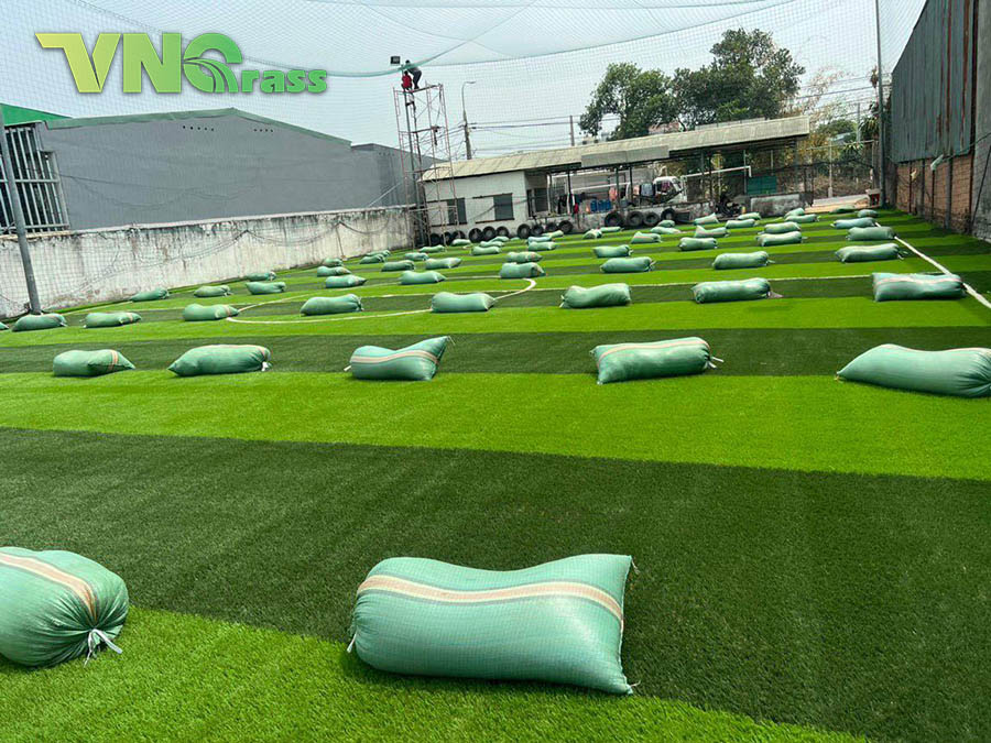 Thi công hạt cao su sân bóng đá cỏ nhân tạo tại Tiền Giang